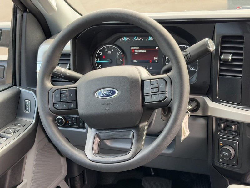 Ford Super Duty F-350 SRW Vehicle Full-screen Gallery Image 07