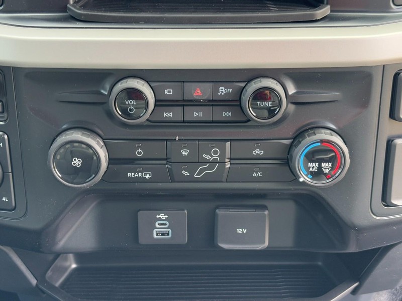 Ford Super Duty F-350 SRW Vehicle Full-screen Gallery Image 09