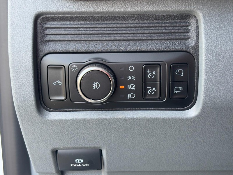 Ford Super Duty F-350 SRW Vehicle Full-screen Gallery Image 11