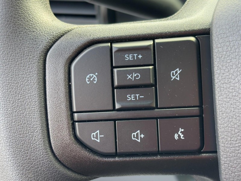 Ford Super Duty F-350 SRW Vehicle Full-screen Gallery Image 12