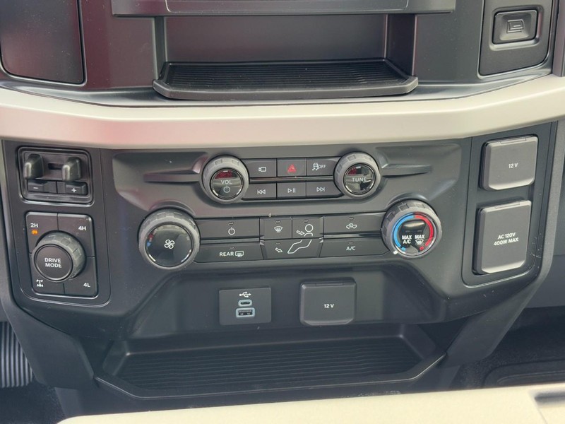 Ford Super Duty F-350 SRW Vehicle Full-screen Gallery Image 17