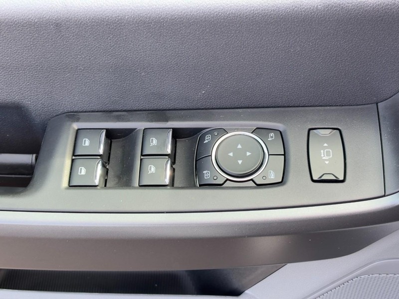 Ford Super Duty F-350 SRW Vehicle Full-screen Gallery Image 18