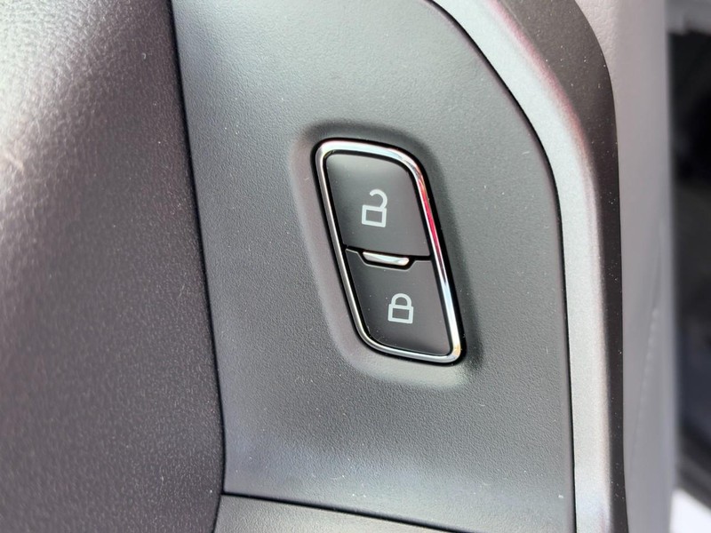 Ford Super Duty F-350 SRW Vehicle Full-screen Gallery Image 19