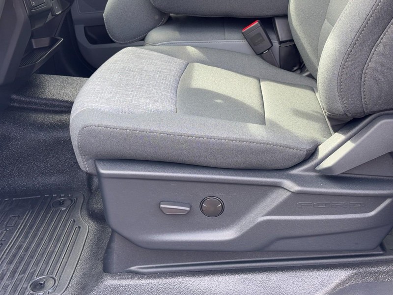 Ford Super Duty F-350 SRW Vehicle Full-screen Gallery Image 20