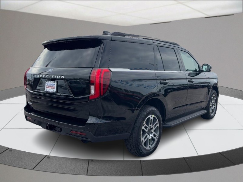 Ford Expedition Vehicle Full-screen Gallery Image 03