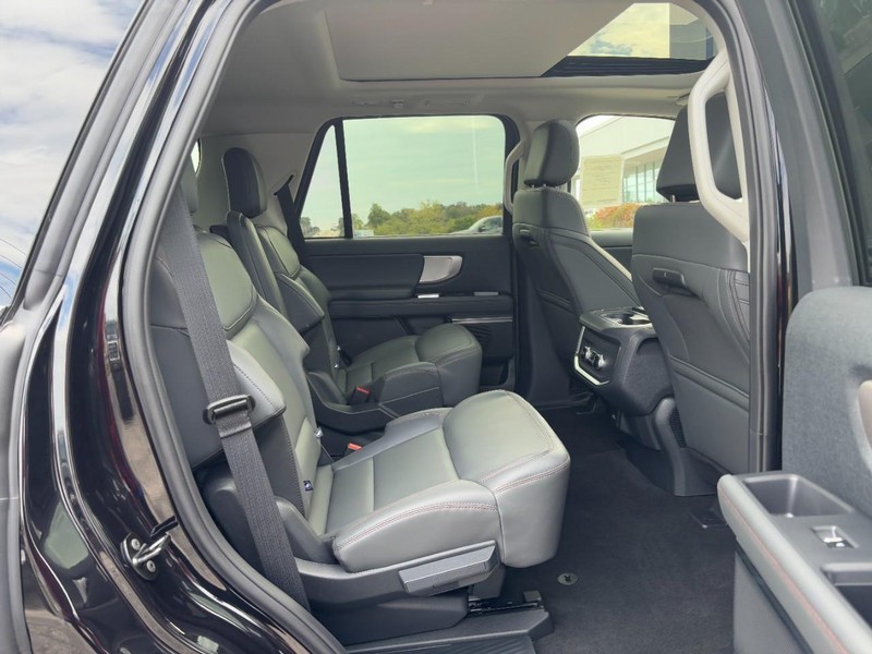 Ford Expedition Vehicle Full-screen Gallery Image 05