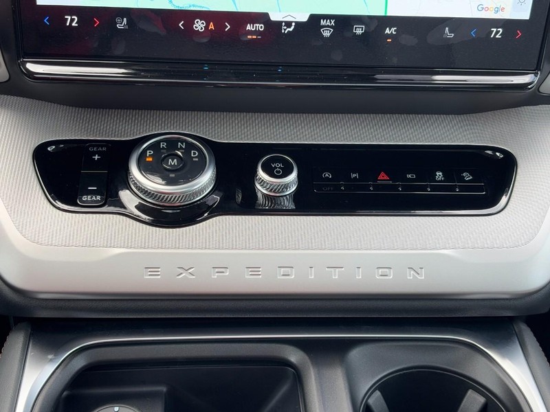 Ford Expedition Vehicle Full-screen Gallery Image 19