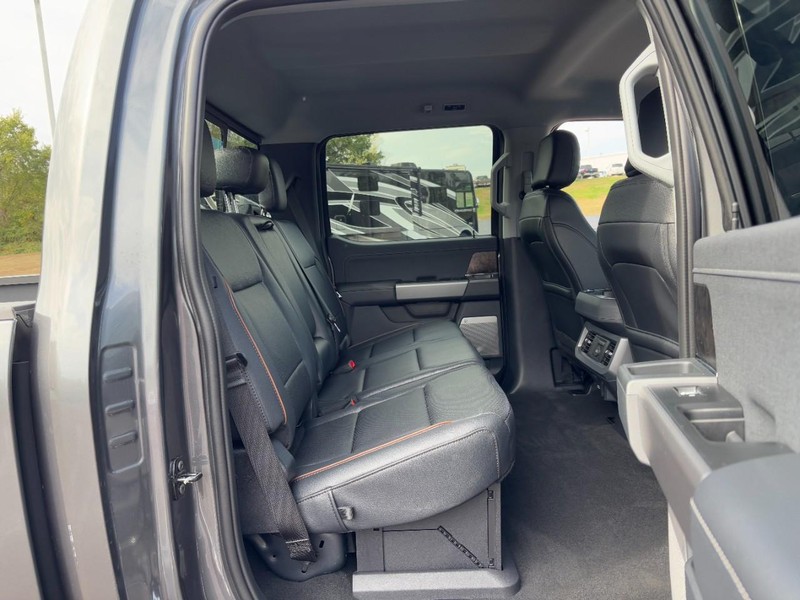 Ford Super Duty F-350 SRW Vehicle Full-screen Gallery Image 05