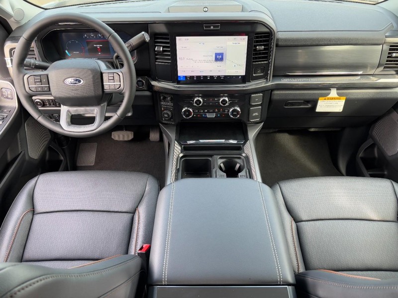 Ford Super Duty F-350 SRW Vehicle Full-screen Gallery Image 06