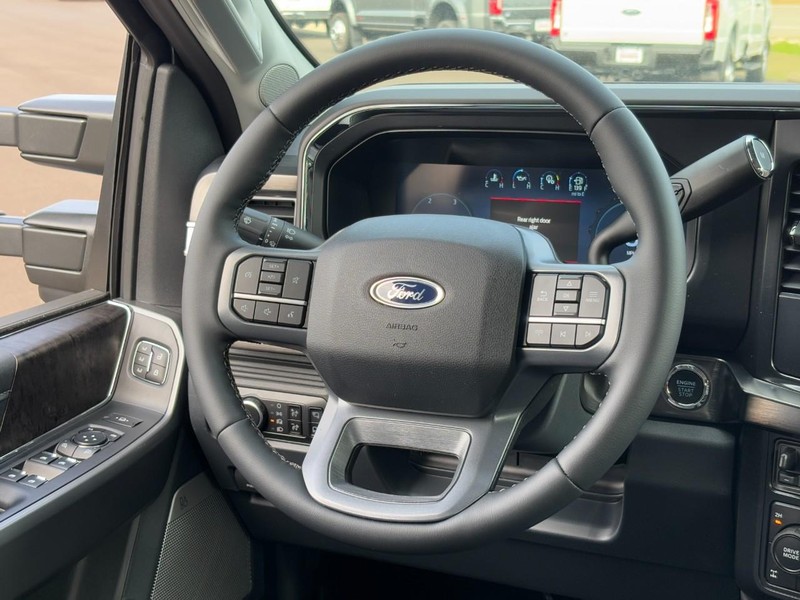 Ford Super Duty F-350 SRW Vehicle Full-screen Gallery Image 07