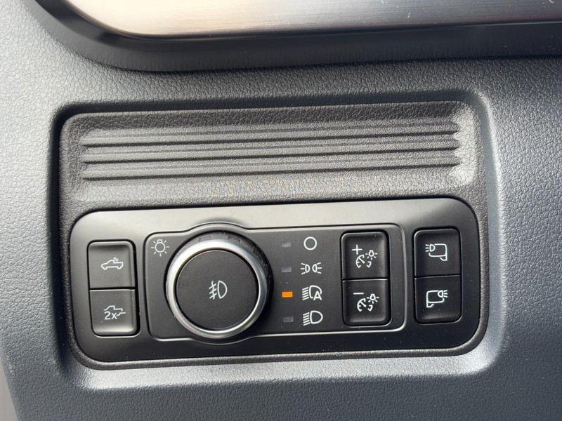 Ford Super Duty F-350 SRW Vehicle Full-screen Gallery Image 11