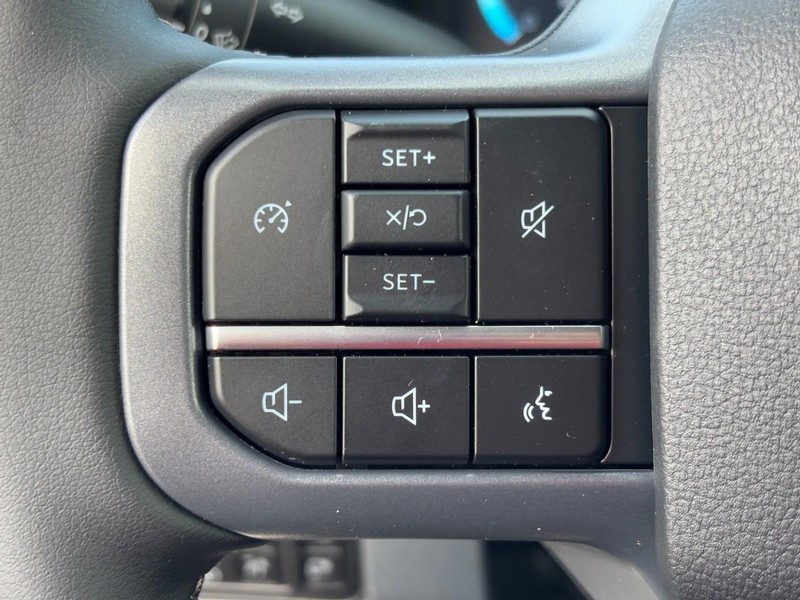 Ford Super Duty F-350 SRW Vehicle Full-screen Gallery Image 12