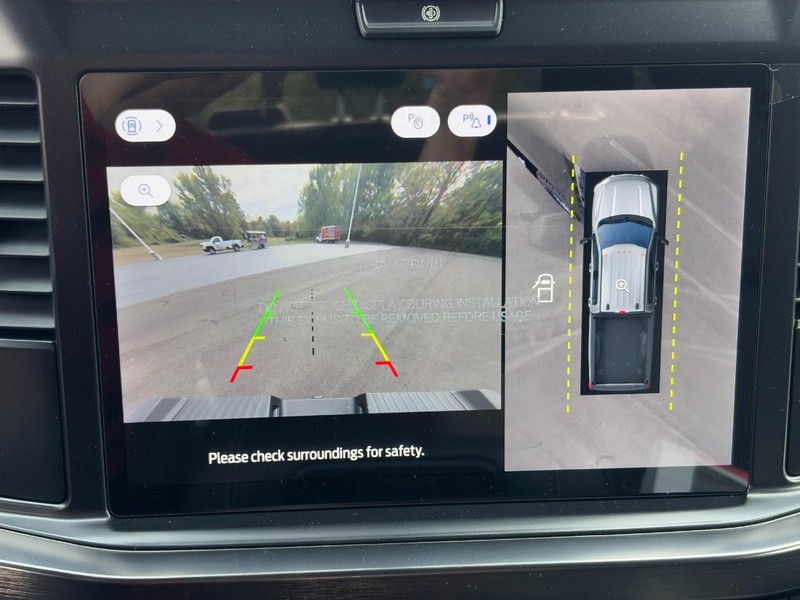 Ford Super Duty F-350 SRW Vehicle Full-screen Gallery Image 16