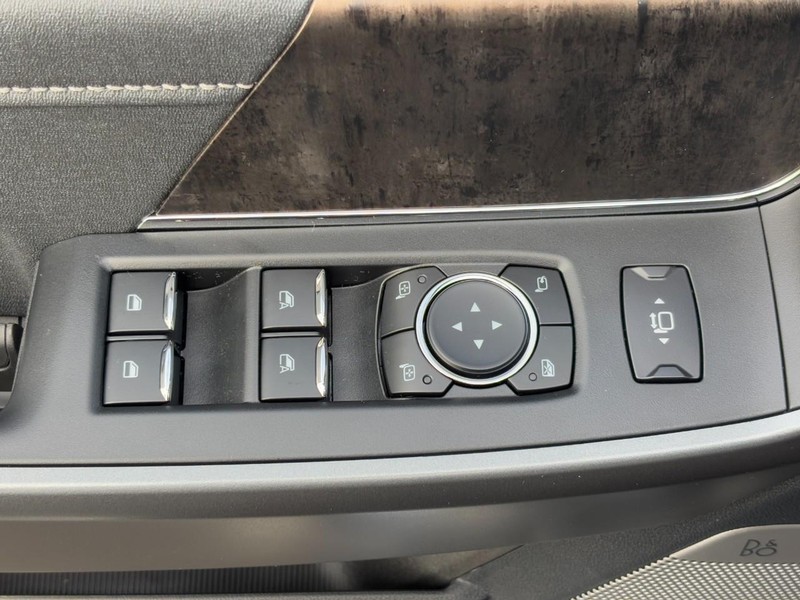 Ford Super Duty F-350 SRW Vehicle Full-screen Gallery Image 19