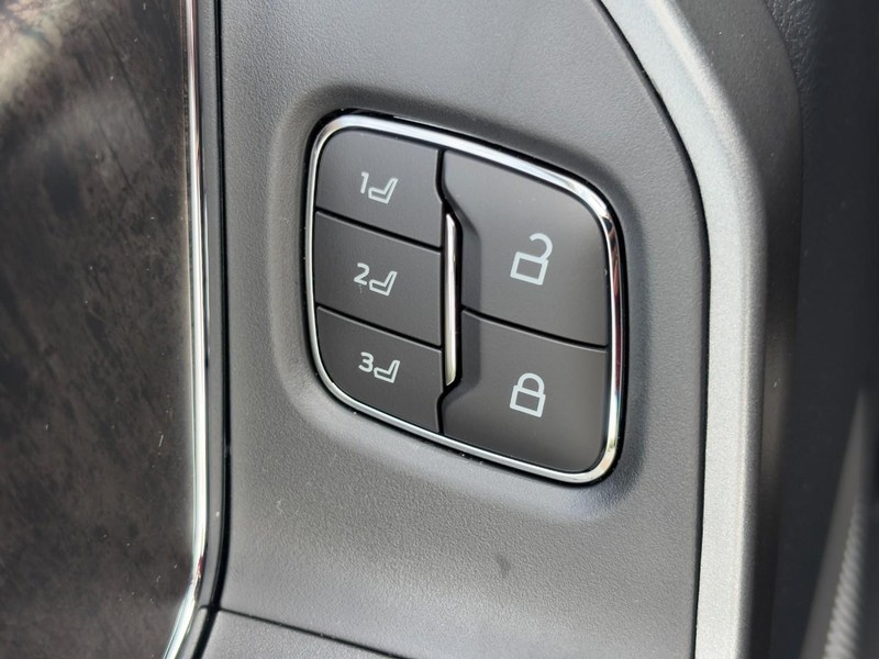 Ford Super Duty F-350 SRW Vehicle Full-screen Gallery Image 20