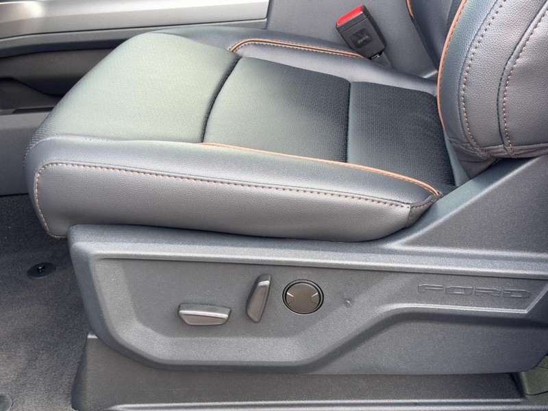 Ford Super Duty F-350 SRW Vehicle Full-screen Gallery Image 21