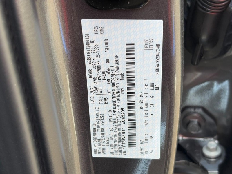 Ford Super Duty F-350 SRW Vehicle Full-screen Gallery Image 22