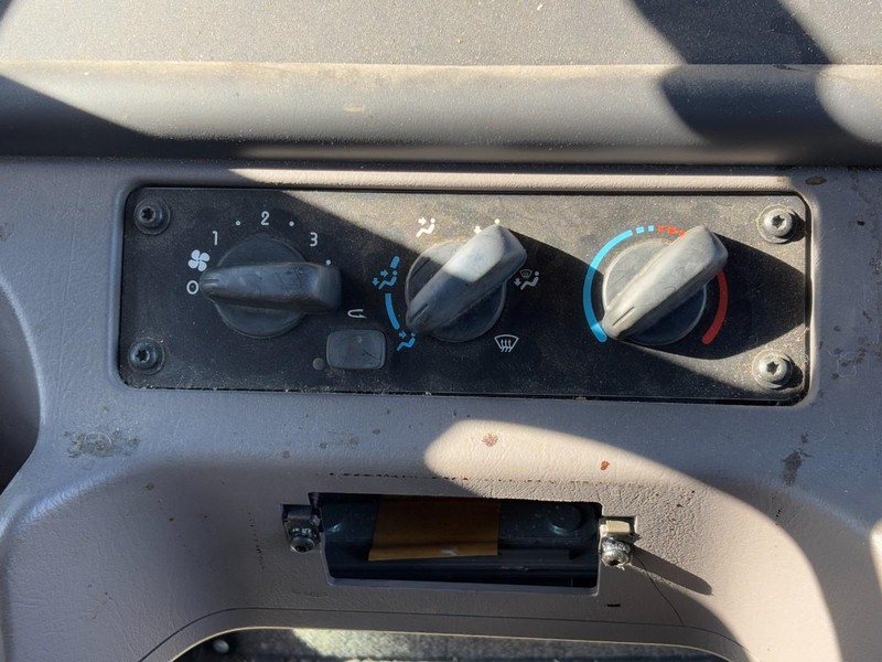 Freightliner M2 106 Medium Duty Vehicle Full-screen Gallery Image 18