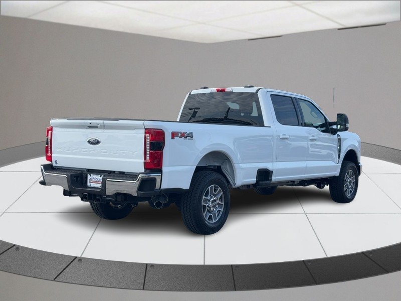 Ford Super Duty F-250 SRW Vehicle Full-screen Gallery Image 03