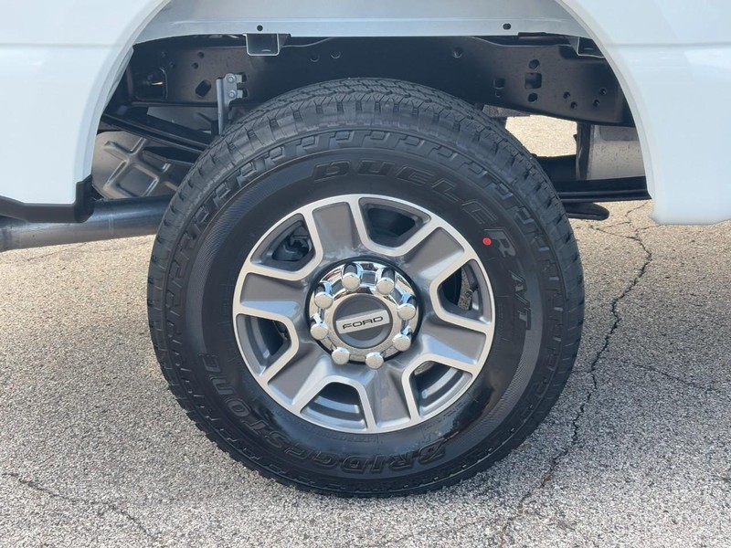 Ford Super Duty F-250 SRW Vehicle Full-screen Gallery Image 04