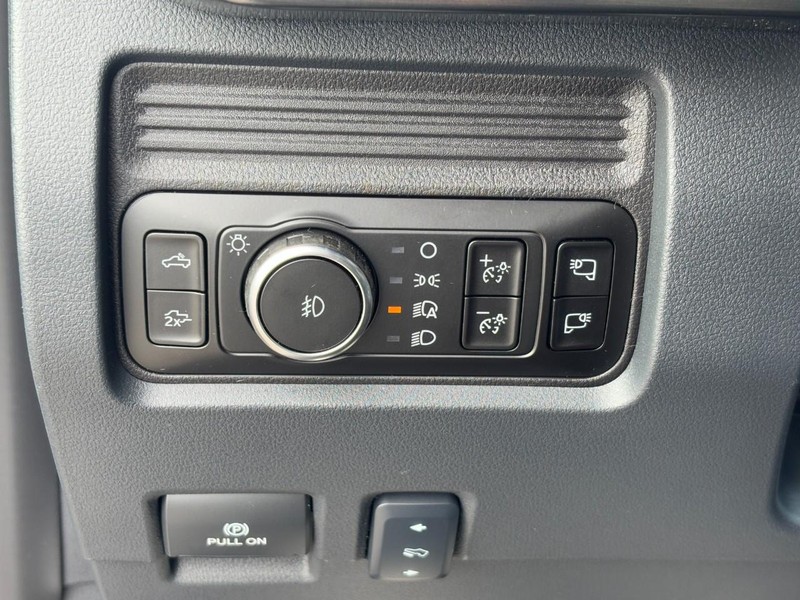 Ford Super Duty F-250 SRW Vehicle Full-screen Gallery Image 11