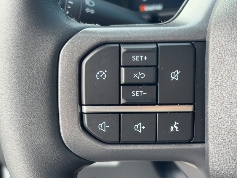 Ford Super Duty F-250 SRW Vehicle Full-screen Gallery Image 12