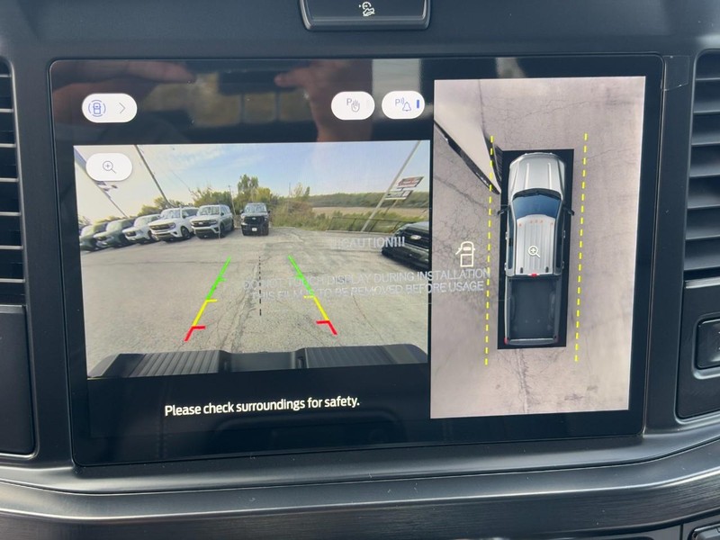 Ford Super Duty F-250 SRW Vehicle Full-screen Gallery Image 16