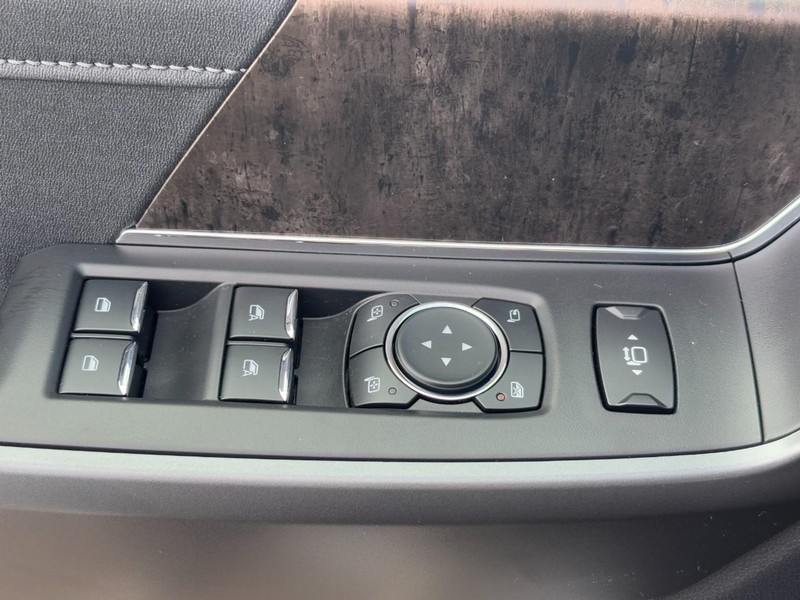 Ford Super Duty F-250 SRW Vehicle Full-screen Gallery Image 19