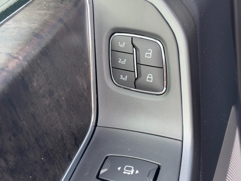 Ford Super Duty F-250 SRW Vehicle Full-screen Gallery Image 20