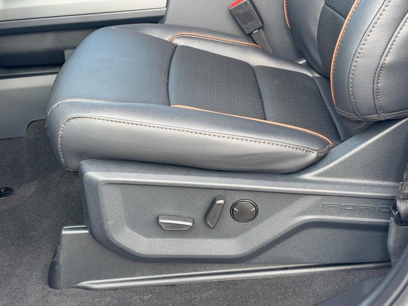 Ford Super Duty F-250 SRW Vehicle Full-screen Gallery Image 21