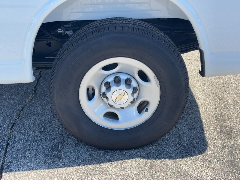 Chevrolet Express Cargo Van Vehicle Full-screen Gallery Image 07