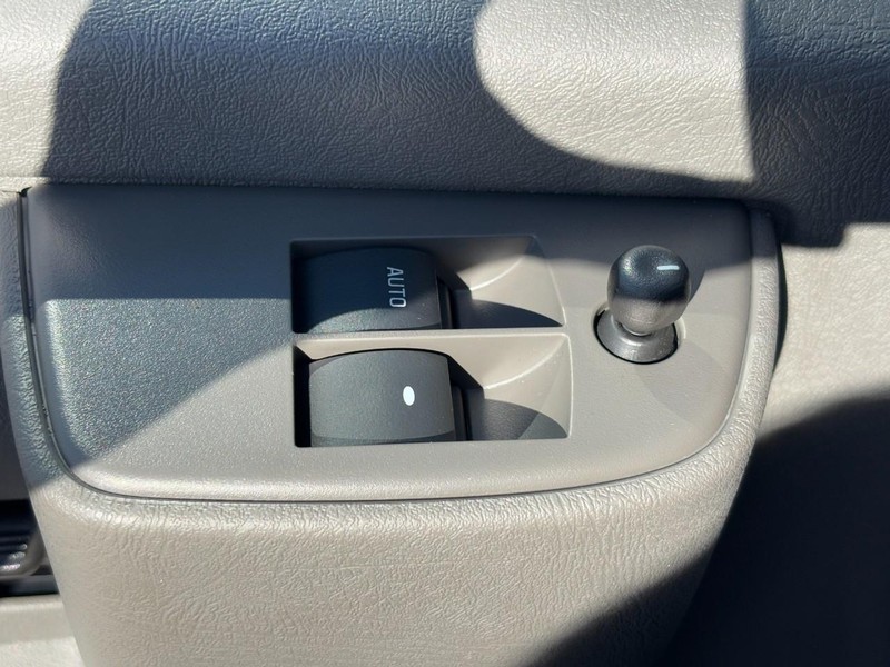 Chevrolet Express Cargo Van Vehicle Full-screen Gallery Image 19