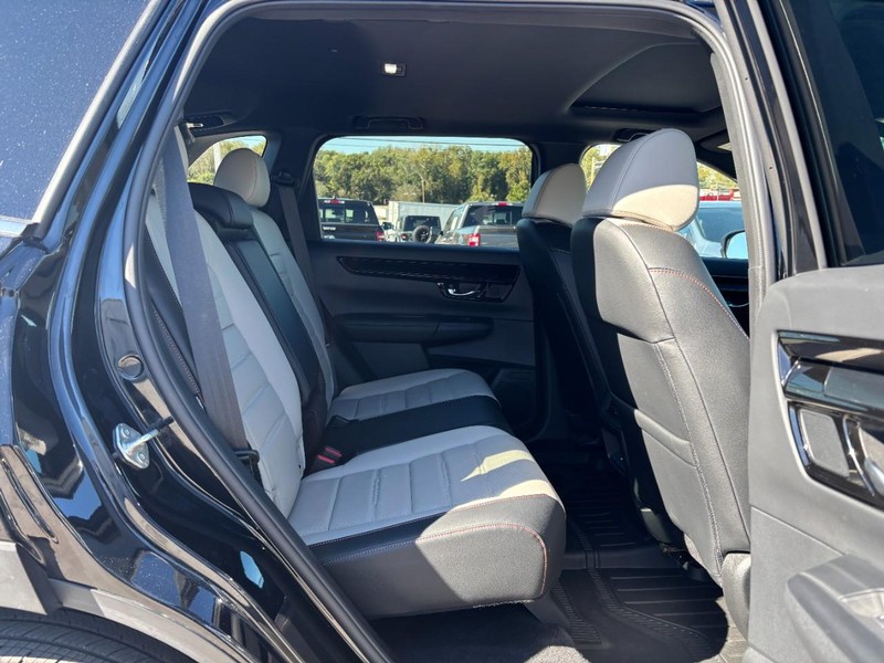 Honda CR-V Hybrid Vehicle Full-screen Gallery Image 11