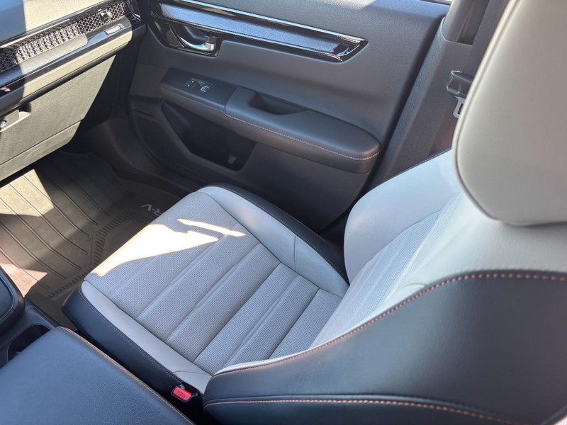 Honda CR-V Hybrid Vehicle Full-screen Gallery Image 16