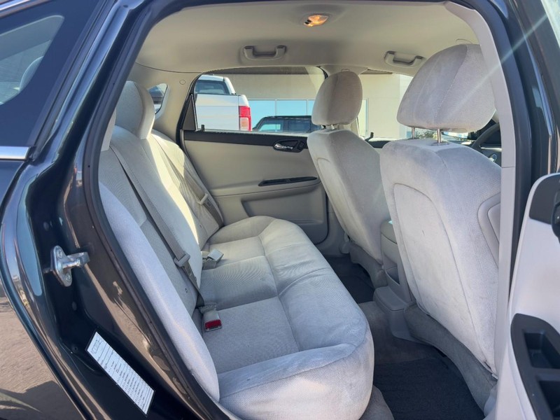 Chevrolet Impala Limited Vehicle Full-screen Gallery Image 11