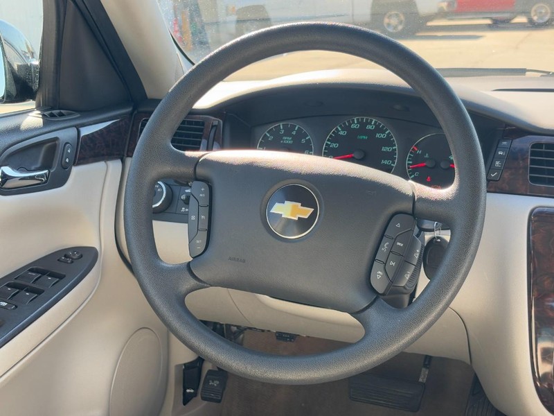 Chevrolet Impala Limited Vehicle Full-screen Gallery Image 13