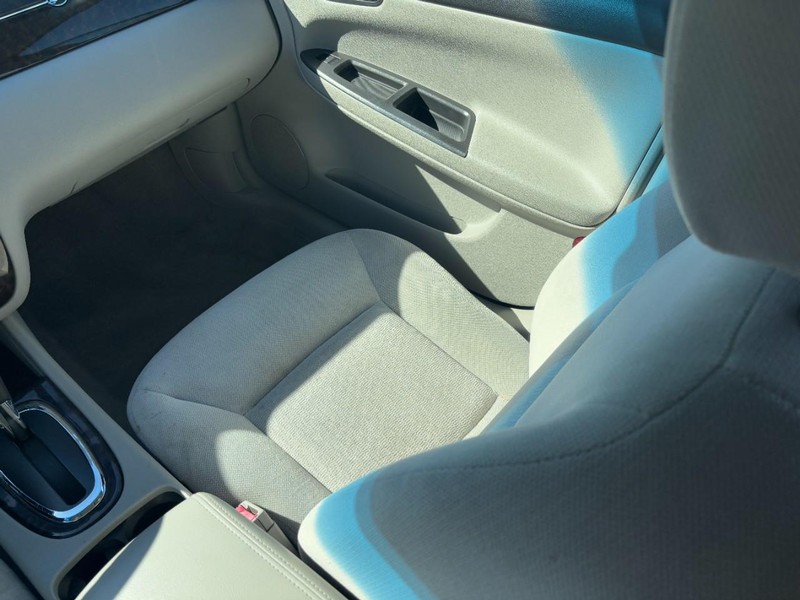 Chevrolet Impala Limited Vehicle Full-screen Gallery Image 15
