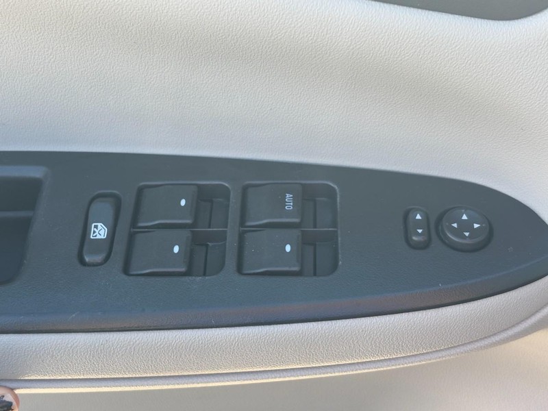 Chevrolet Impala Limited Vehicle Full-screen Gallery Image 21