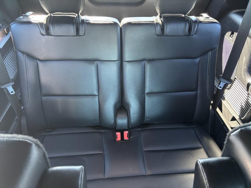 Ford Explorer Vehicle Full-screen Gallery Image 11