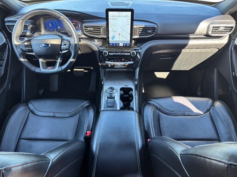 Ford Explorer Vehicle Full-screen Gallery Image 12