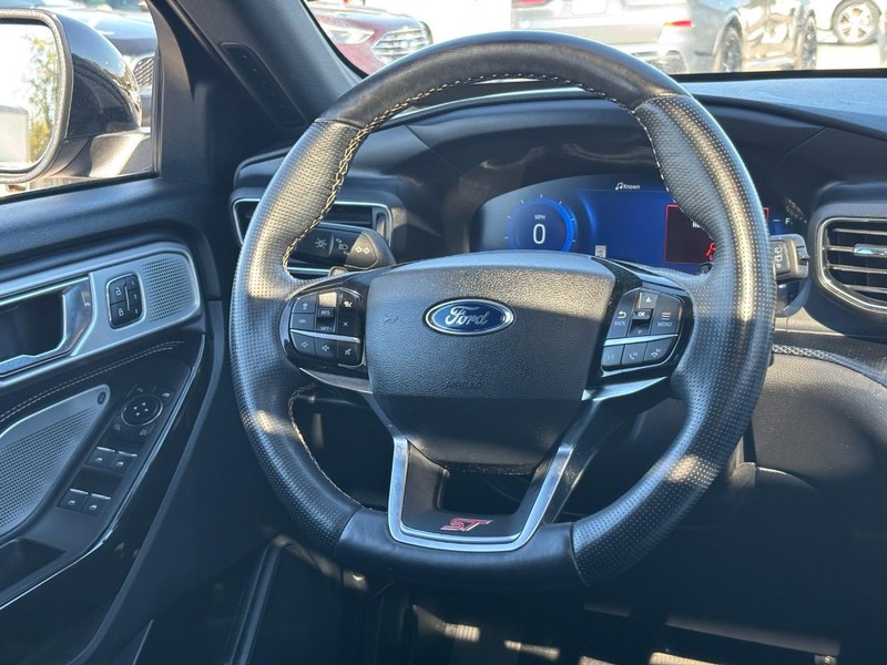 Ford Explorer Vehicle Full-screen Gallery Image 13