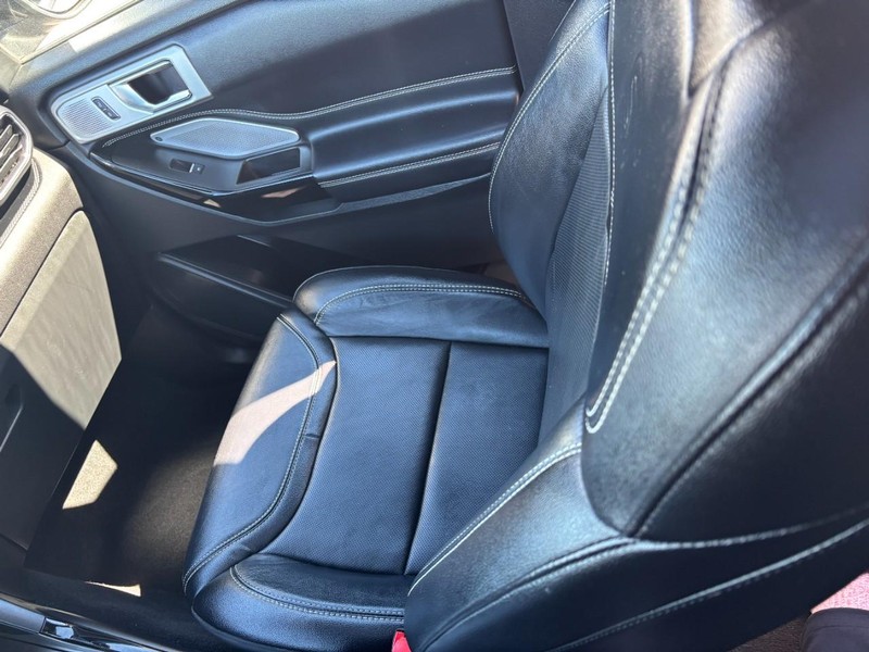 Ford Explorer Vehicle Full-screen Gallery Image 16