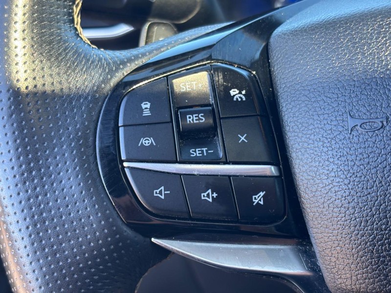 Ford Explorer Vehicle Full-screen Gallery Image 18