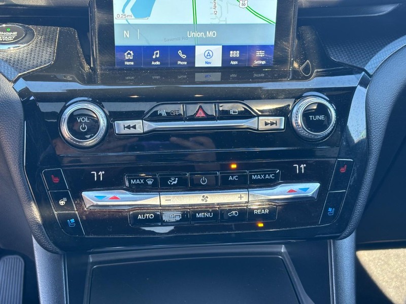 Ford Explorer Vehicle Full-screen Gallery Image 24