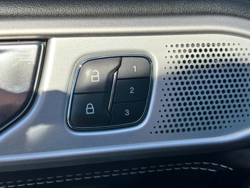 Ford Explorer Vehicle Full-screen Gallery Image 26