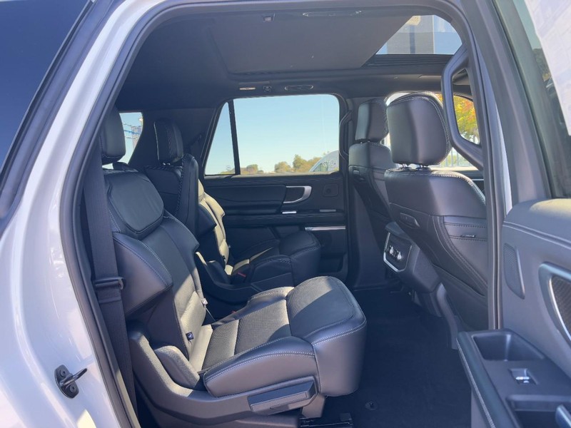 Ford Expedition Max Vehicle Full-screen Gallery Image 05