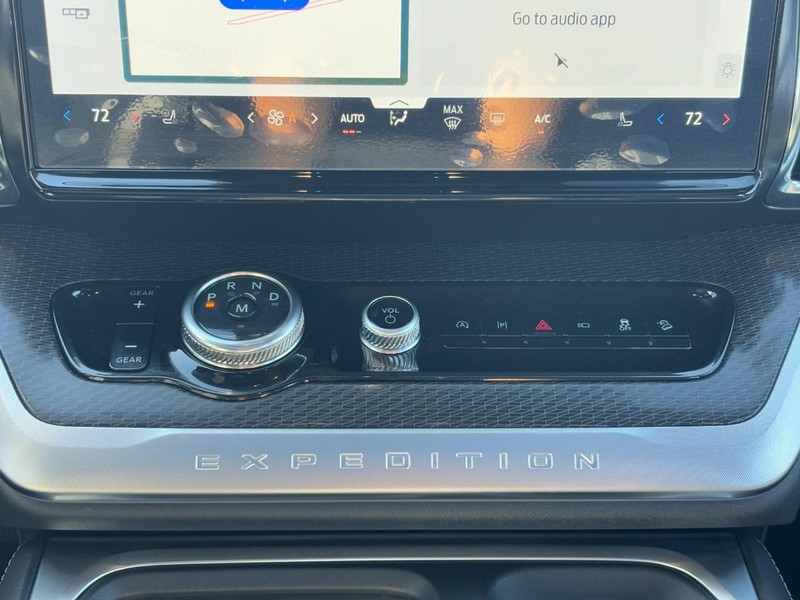 Ford Expedition Max Vehicle Full-screen Gallery Image 10