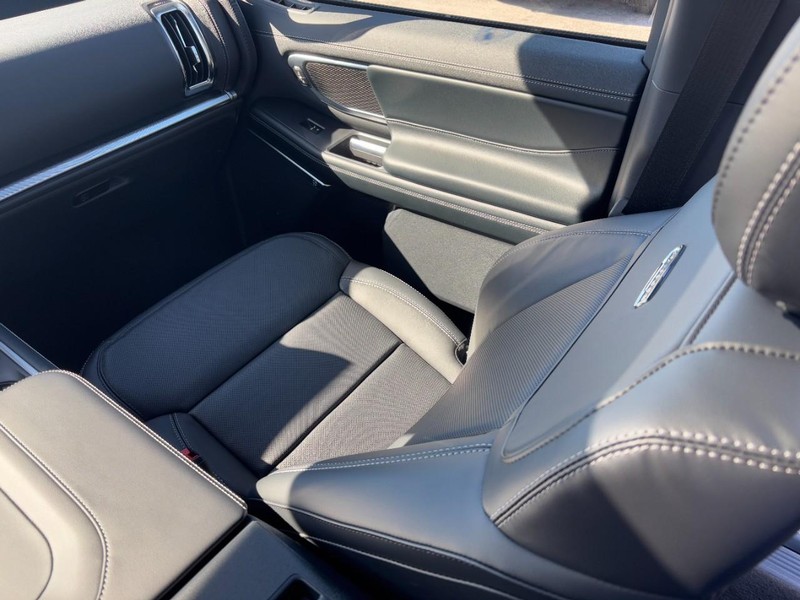 Ford Expedition Max Vehicle Full-screen Gallery Image 11