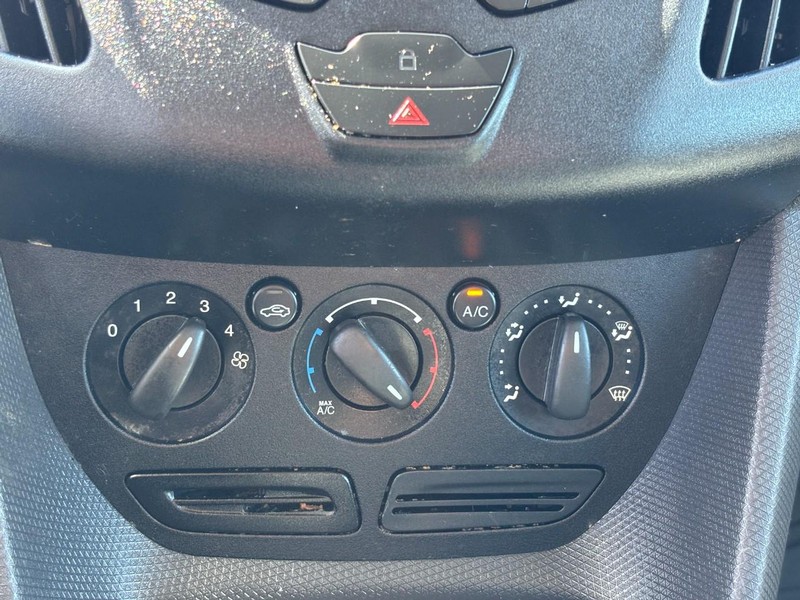 Ford Transit Connect Vehicle Full-screen Gallery Image 16