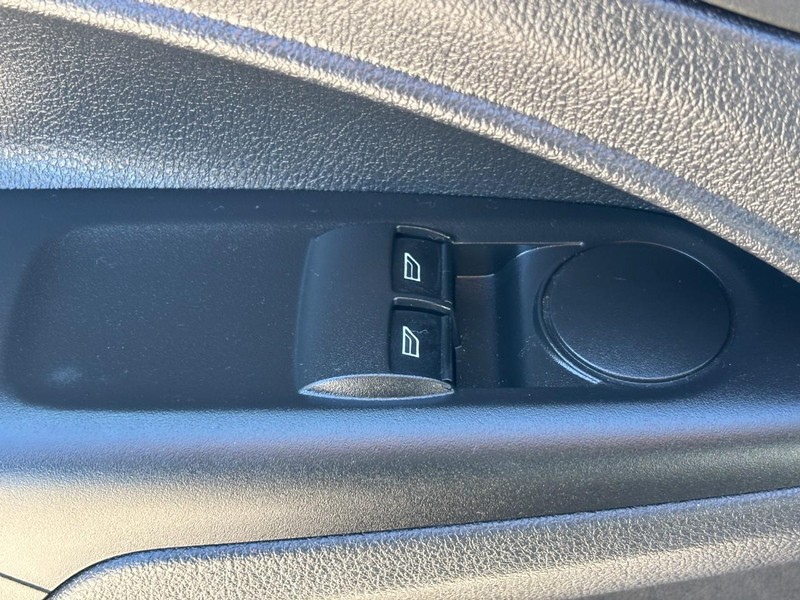 Ford Transit Connect Vehicle Full-screen Gallery Image 17